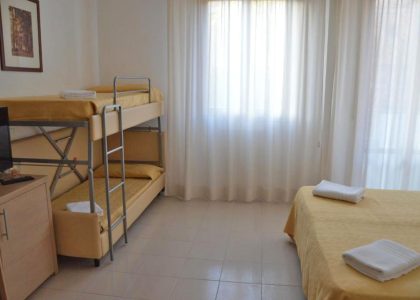 hotel-caesar-pesaro-fotogallery-camera-letti-a-castello