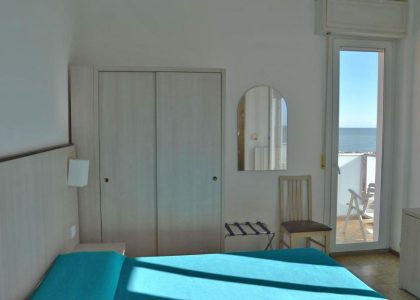 hotel-caesar-pesaro-fotogallery-camera-matrimoniale-veduta-mare