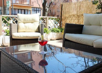 hotel-caesar-pesaro-fotogallery-divanetti-esterni-aperitivo