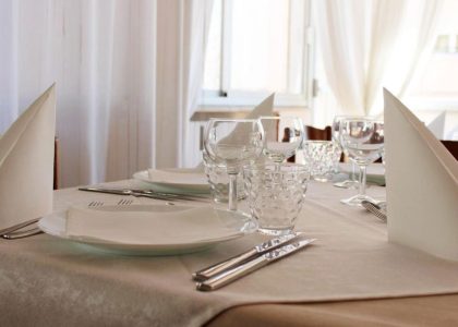 hotel-caesar-pesaro-fotogallery-particolare-tavolo-pranzo-apparecchiato