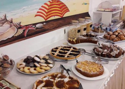 hotel-caesar-pesaro-fotogallery-tavolo-colazione
