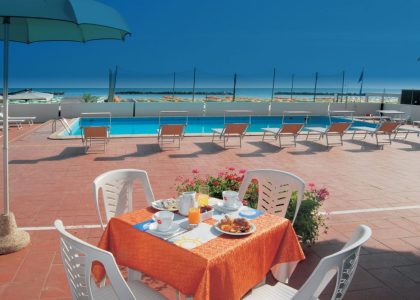 hotel-embassy-pesaro-colazione-piscina