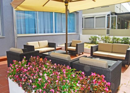 hotel-embassy-pesaro-entrata