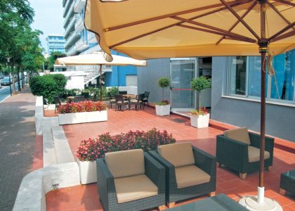hotel-embassy-pesaro-esterno-salotto