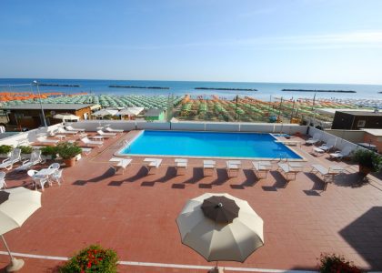 hotel-embassy-pesaro-piscina-con accesso-alla-spiaggia