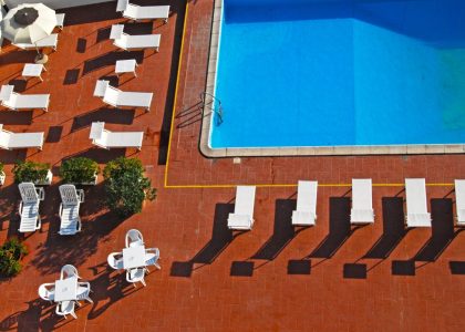 hotel-embassy-pesaro-piscina-lettini