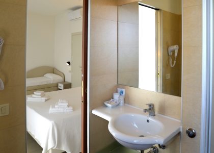 hotel-metropol-pesaro-camera-matrimoniale-con-bagno
