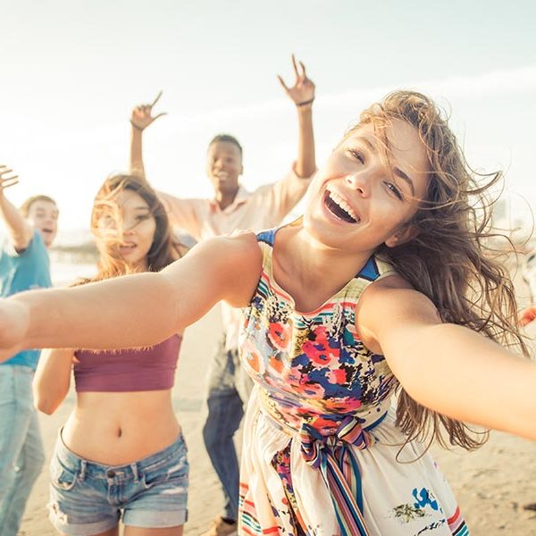 hotels-pesaro-gruppo-ragazzi-in-spiaggia-in-vacanza hotels-pesaro-gruppo-ragazzi-in-spiaggia-in-vacanza